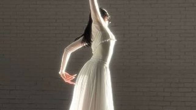 她像是一只掠过湖面的白鹭#舞蹈 #乌兰巴托的夜  #氛围感 #中国舞 
#适合秋天的舞出现了