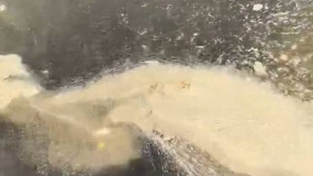 清理堵塞的排水口 看到最后很舒服#解压 #国外视频分享 #排水口 #堵塞