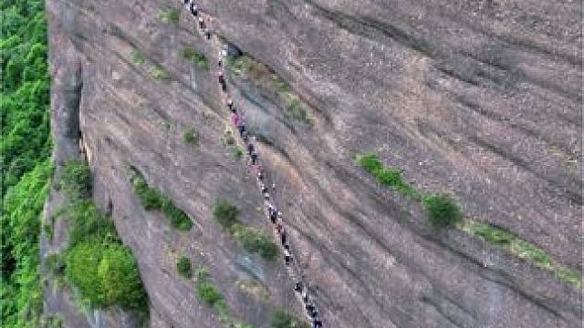 走过剑门关人生无难关，攀过猿猱道勇气冲云霄#悬崖峭壁上的风景 #一帧中国·大美广元 #看身边变化讲广