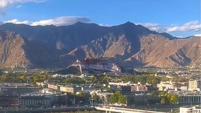 又一次登上南山公园，遥望拉萨群山，俯瞰拉萨全城，心中涌动的是对这片土地的无限热爱  #雪域古城圣地拉