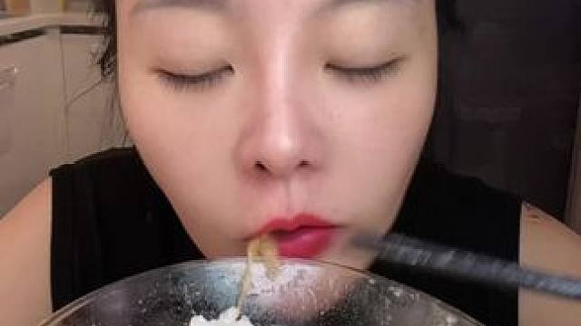 #不敢想象这一口多好吃 #爱吃冰的人身体缺什么 #晚上吃火鸡面会不会胖 #冬天一口一个嘎嘎香 #慢慢