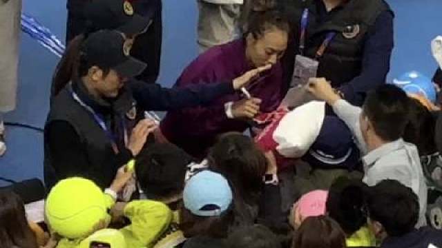 郑钦文之于中国网球的意义已经超过比赛本身前天晚上我在钻石球场见证郑钦文晋级八强现场好多爱网球的孩子守