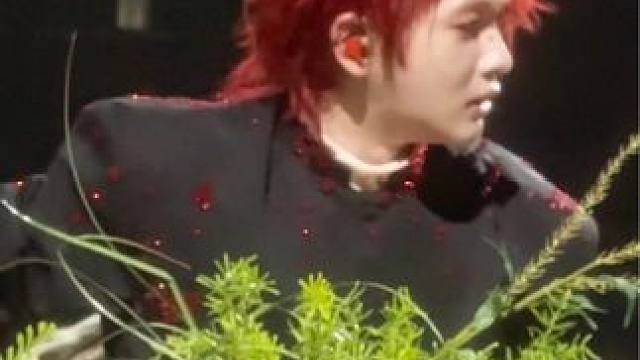 史上第一个被套麻袋的爱豆（字面意义）
#周震南 #现场live #周震南上海演唱会