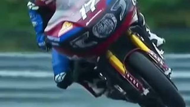 属于印第安的高光时刻
#压弯 #比赛现场 #摩托车 #贴地飞行 #机车