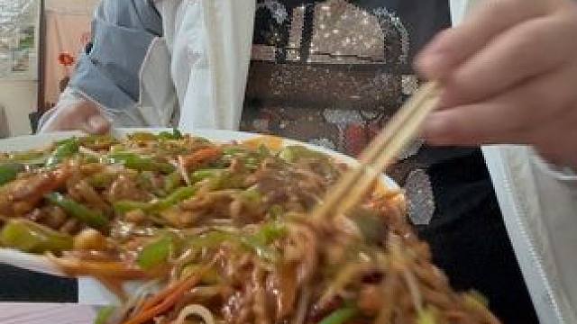 #谁懂这个视频对吃货的杀伤力 #就问你们馋不馋就完了 #大口吃肉的感觉太爽了 绝配来了