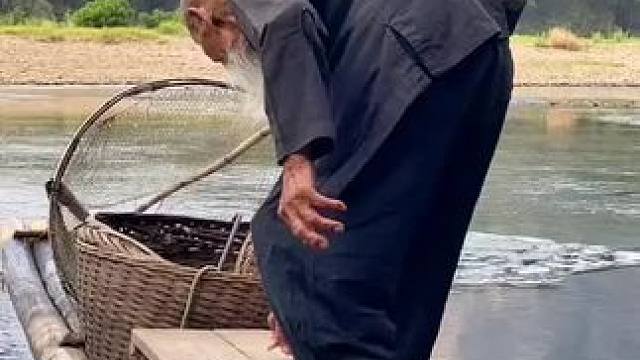 #就想在桂林看山山水水 #山青水秀好风光游山逛水看风景 #漓江渔翁 #游山玩水释放心情