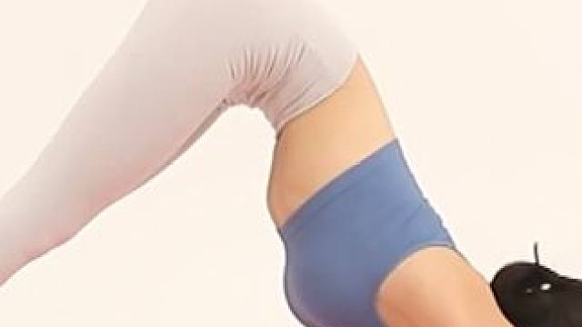 零基础学瑜伽：海豚式（倒立式的前提） 海豚式能给我们带来的好处：
1，强化腿部肌肉群，使腿部线条更好