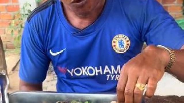 东南亚老哥的螃蟹大餐 #国外视频分享 #螃蟹