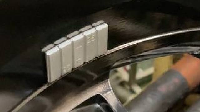 轮胎动平衡啥时候做？ 轮子里粘贴的金属块到底是啥？动平衡有必要做吗？#动平衡 #每天一个用车知识 #