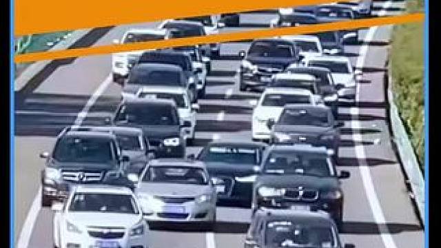 高速堵车的第一台车在干嘛？