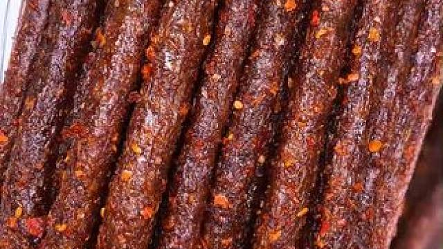 吃起来麻麻辣辣的，一口下去满嘴爆汁，嚼劲十足，太上头了#好吃到停不下来 #零食推荐 #辣条