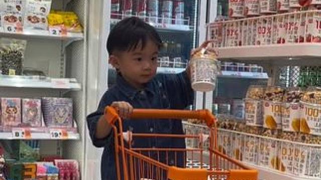#逛超市的娃 #宝宝逛超市啥都想摸系列