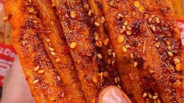 不能吃辣的千万不要轻易尝试啊！这个魔鬼辣豆皮真的太辣了#零食推荐 #无辣不欢 #辣条