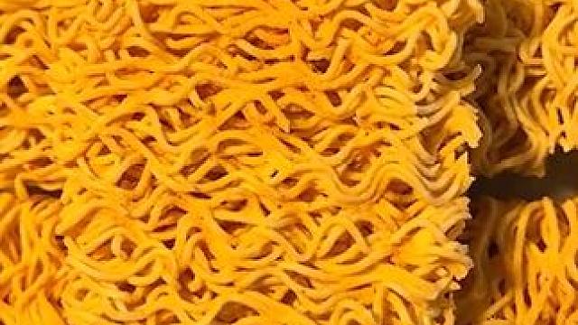 你吃的蟹黄面是怎么做出来的，看完它的加工过程你就明白了！ #蟹黄面 #干脆面 #蟹黄干脆面 #童年记