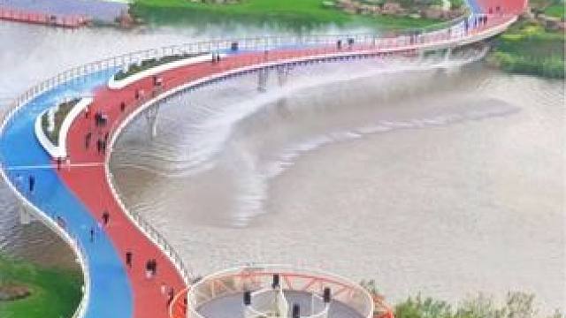 假期去那儿玩，沁水尉迟树里小镇湿地公园，“音乐喷泉彩红桥”。这里也是百里沁河流域之一。没有门要没有停