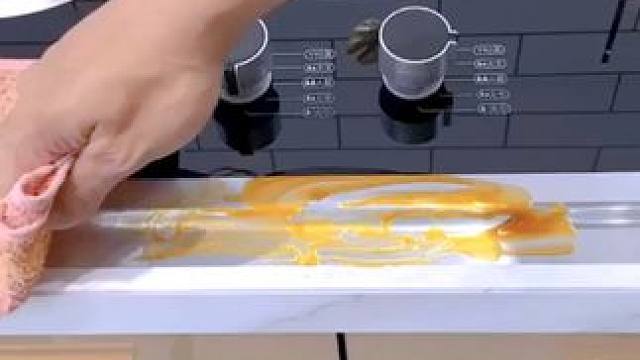 厨房灶台边容易藏污纳垢，贴上没有缝隙好清理，水池边也可以贴