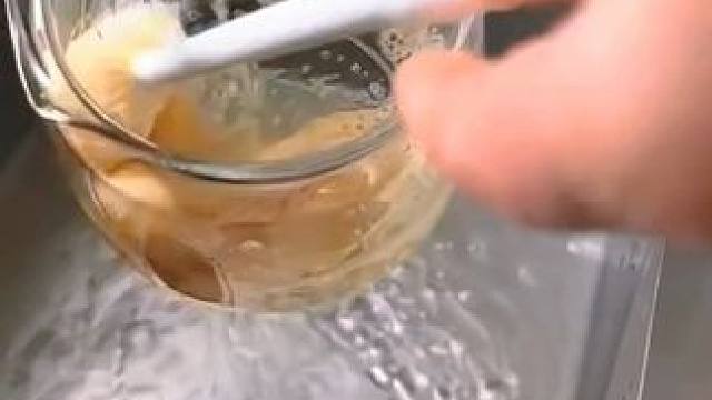 杯子口径小，底部很难刷干净，推荐这款#长柄洗杯刷  #清洁小刷子  #奶瓶刷  ，刷毛柔软细长，刷头