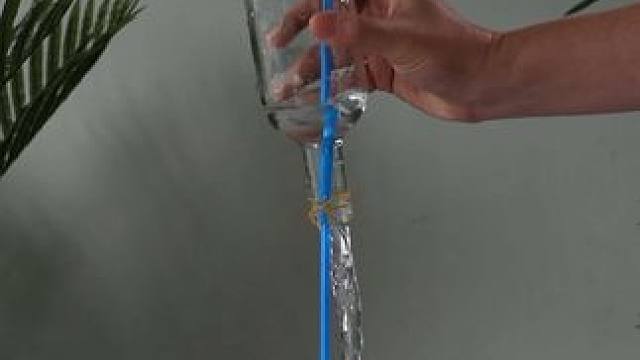 一瓶水怎么倒水更快？只要做到出水与进气分流，就能以更快的速度把水倒出。#科学小实验 #小实验大道理