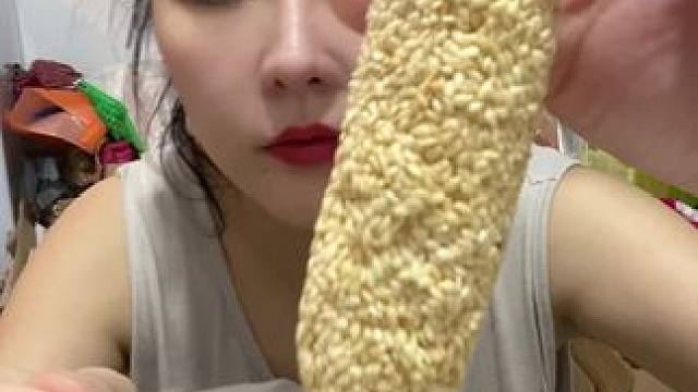 #哪些美食可以拯救没有食欲的日子 #谁懂这个视频对吃货的杀伤力 #此刻一位东北公主正在优雅的品尝东北