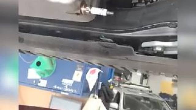 转载国外博主的修车搞笑视频第十四集#热门 #修车搞笑段子 #搞笑合集 #修车日常 #国外生活