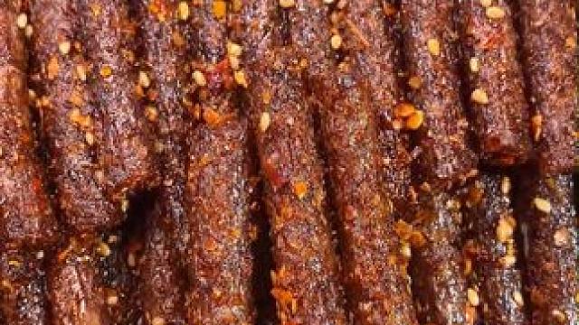 一口下去麻麻辣辣的满嘴爆汁，嚼劲十足，是真的过瘾#好吃到停不下来#零食推荐 #妈呀太香了