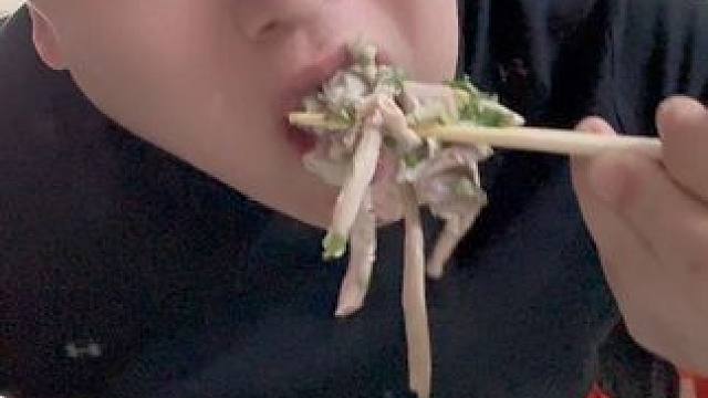 #谁懂这个视频对吃货的杀伤力 #大口吃肉的感觉太爽了 #就问你们馋不馋就完了 清汤的硬核，