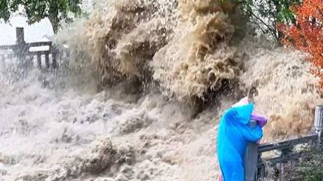 钱塘江大潮逆流而上百余公里，进入浦阳江支流涌潮依然如此汹涌。提醒游客：潮水猛如虎，观潮需谨慎！#钱塘