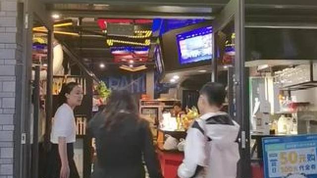 天呐！这也太实惠了吧，19.9元就能得到这样一份特惠鲜榨果汁8选1！就在荔枝路这个地方。别看这么实惠