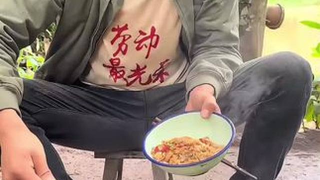 #我的乡村生活 #农村生活 鹅蛋火腿炒饭很香很香的