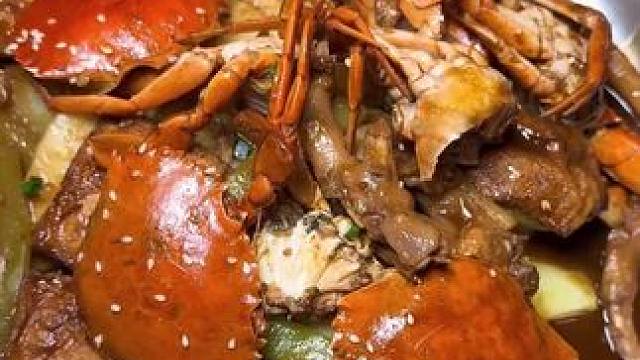 赖胖子也太会了，竟然出了个特惠欢快4人套餐，而且现在只要183元。里面包含了煲类，我选的是海鲜煲，还