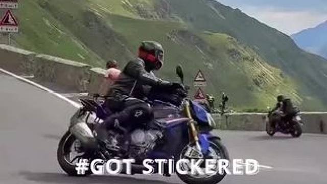 边上的宝马一点事没有#操作有风险请勿模仿 #机车