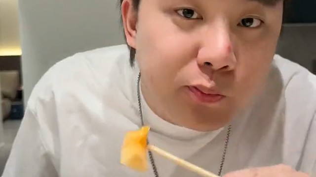 他那根吸管，好像插进了我的小脑，顿时就瓦机了