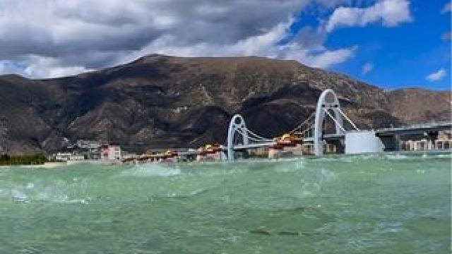 山川给我跳动的脉搏，阳光给我青春的光泽。在拉萨河畔，坐看流水潺潺，远处的雪山与眼前的流水构成一幅美丽