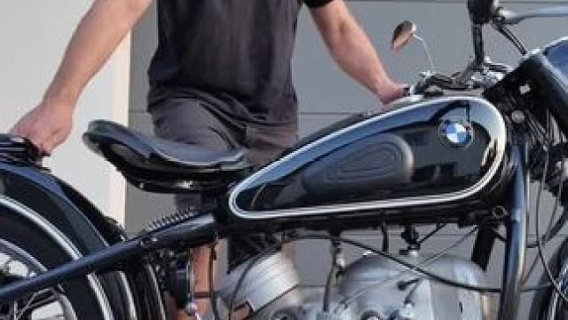机械美学｜宝马摩托车 BMW R51\3 冷车启动
#宝马摩托车 #宝马摩托R51 #复古机车 #真