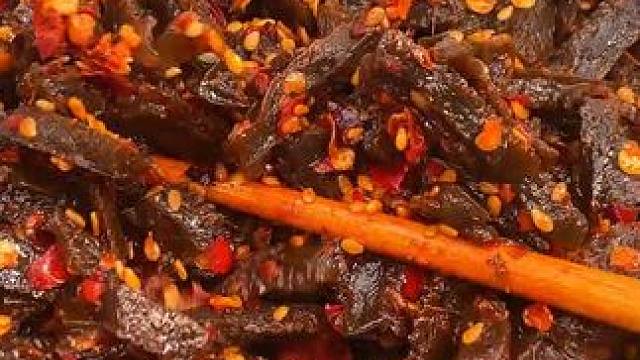 能吃辣的一定要试试这个长沙特产魔芋干，吃起来又香又辣，一口下去QQ弹弹的嚼劲十足#好吃到停不下来 #