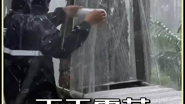 男人冒着暴雨搭建庇护所 #雨天露营 #庇护所建造 #野外生活