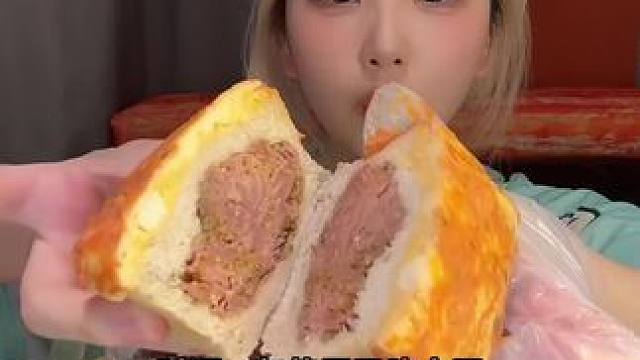 终于吃到想了一年的面包。。馅料爆炸太爽了啊啊#吃货日常 #零食测评 #美食vlog #面包 #这一看
