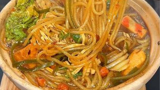 老式砂锅麻辣烫，百吃不厌，香喷喷，热乎乎的，全家人都特别的爱吃#砂锅麻辣烫 #砂锅美食