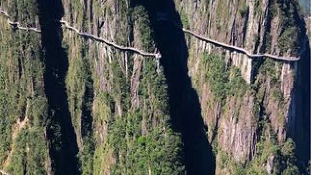 这里是湖南大山里的超级工程，八公里的绝壁栈道一步一景，来这里的朋友一定要提前备好干粮！#航拍莽山 #