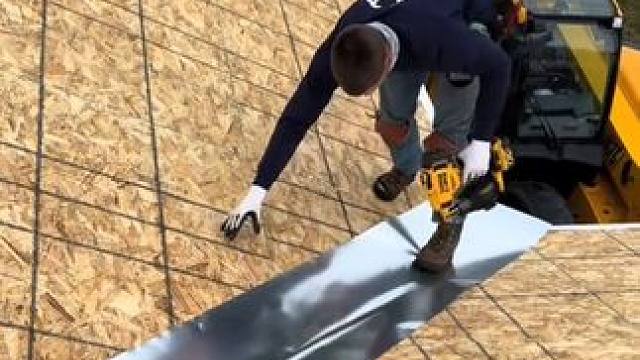 美国木屋的屋顶防水和瓦片施工工艺。 #施工工艺 #能工巧匠 #屋顶防水 #防水工艺 #防水施工