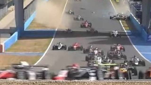 西班牙f4 发车 俩车没起来 一个车很慢 没起来的躲过了 很慢起的被撞了一团乱