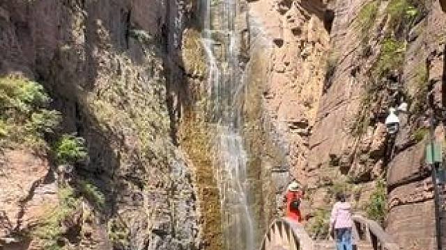 假期去那儿玩，齐王寨，又称“影视村”〈电影举起手来拍摄地〉，有山有水有瀑布，还有挂壁公路，自驾车可直