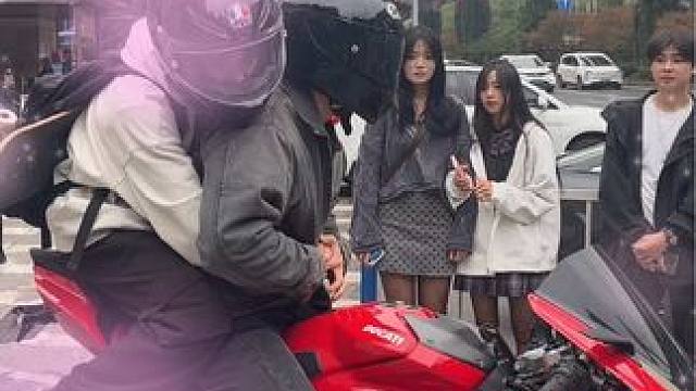 咦，这是重庆吗？我还以为是成都 #滑板 #机车