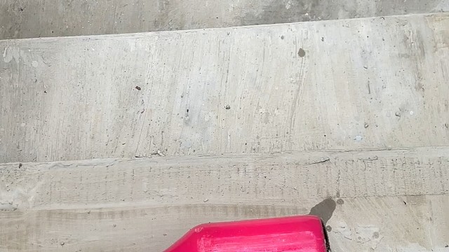 楼梯滚瓶子爆破解压时刻