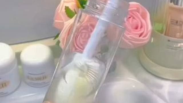 杯子口径小，底部很难刷干净，推荐这款#长柄洗杯刷  #清洁小刷子  #奶瓶刷  ，刷毛柔软细长，刷头