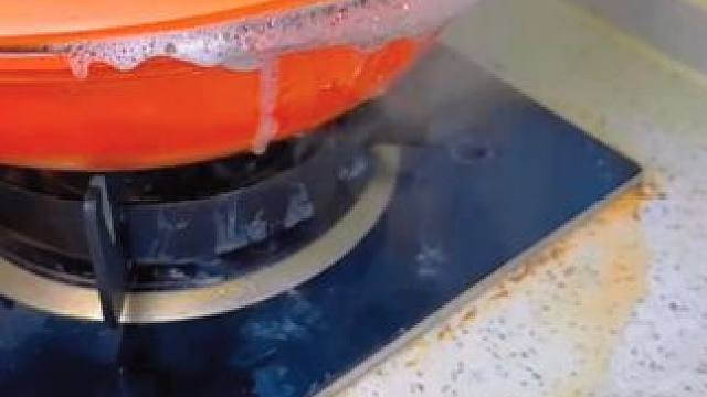 厨房灶台边容易藏污纳垢，贴上 没有缝隙好清理，水池边也可以贴 #