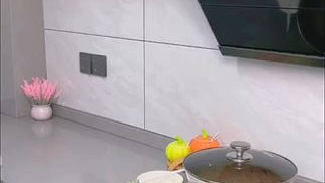 这款#吸盘多层锅盖架  ，即能放锅盖也能放菜板，吸盘式设计安装便捷承重稳固不摇晃，换位置也不留痕，实