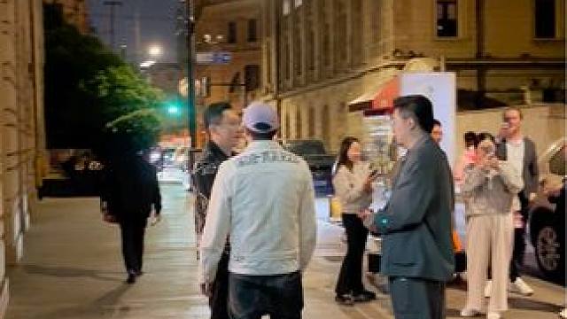 朴实无华的MIke大佬，今天坐着迈巴赫62s和朋友外滩3号聚会，引起路人围观，据说他脚上踩的这双豆豆