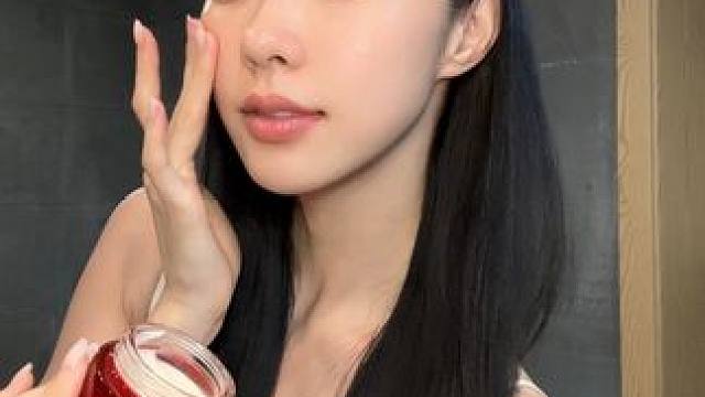 每一个十年，我都要反向爆改#抗老#让脸超紧的全新OLAY超红瓶