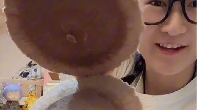 最近零食荒漠的尝尝这个不是油炸的也不是啥膨化的巧克力味的风吹饼，带夹心的哦#阿华田  #追剧小零食